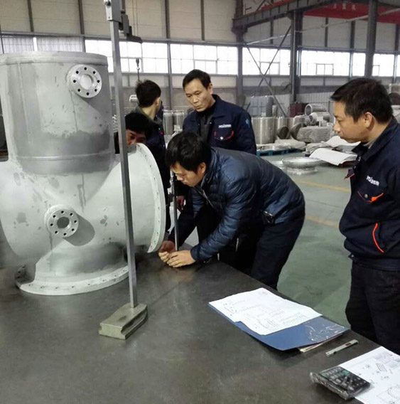 客戶對GIS殼體加工尺寸進行檢測。
